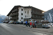 venter_paa_bussen_ved_H
